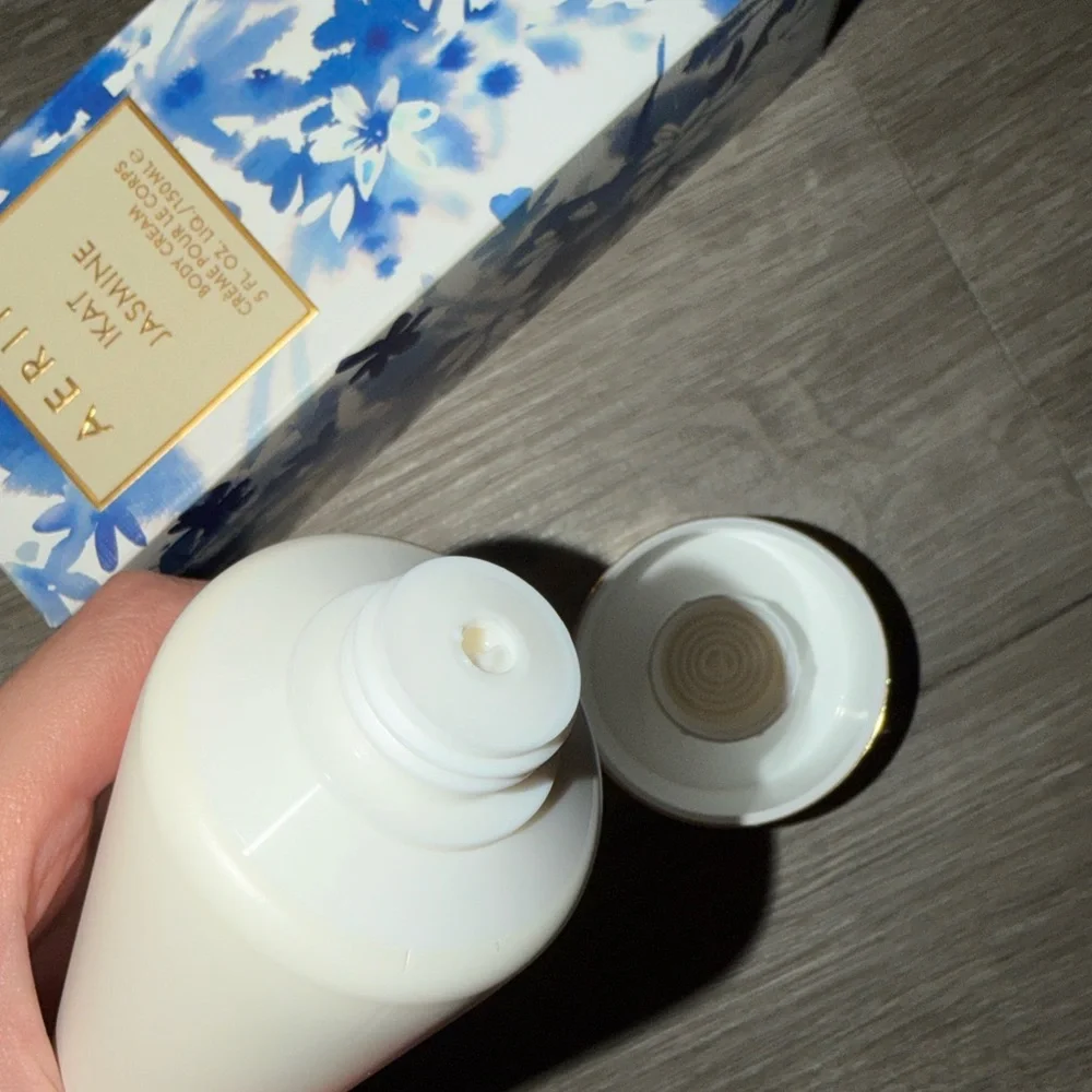 AERIN Ikat Jasmine Body Cream - White and Gold with Blue Accents 150ml
